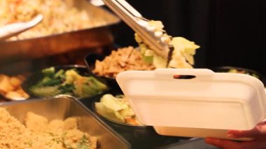Asya sokak yemekleri, gıda reyonundaki satıcılar tarafından tek kullanımlık konteynırlara doldurulmuş.