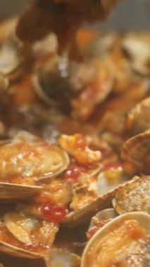 Acı biber, tereyağlı midye, mantao çörekleri, baharatlı deniz ürünleri. 