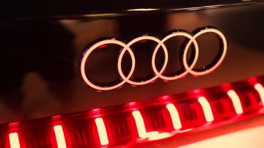 Dubai, BAE, 30 Nisan 2025: Son elektrikli araç modelindeki ikonik Audi logosunu kapatın. Modern tasarımın sembolü, gelişmiş teknoloji ve sürdürülebilir otomotiv yeniliğinin geleceği. Yüksek kalite 4k görüntü