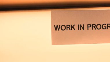 Ilık, rahat lamba ışığıyla aydınlatılmış tabeladaki çalışma. Yüksek kalite 4k görüntü