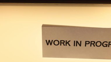 Ilık, rahat lamba ışığıyla aydınlatılmış tabeladaki çalışma. Yüksek kalite 4k görüntü