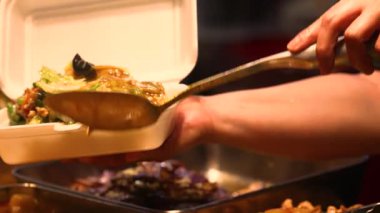 Bento kasesinde sebze ve pilavın üzerine sos dök.