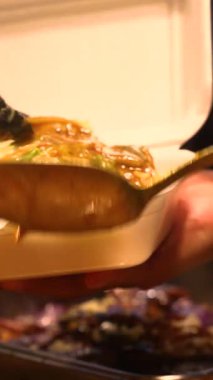 Bento kasesinde sebze ve pilavın üzerine sos dök.