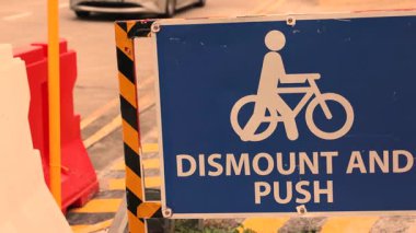 Dubai, BAE, 30 Nisan 2025: Yaya geçidinde trafik güvenliğini, sokak rehberliğini ve bisikletçiliği gösteren açık talimatlarla bisiklet şeridini gösteren yol işareti. Yüksek kalite 4k görüntü