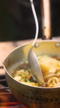 Tofu balığı küpleriyle kaynayan Asya sokak yemekleri çorbası sıcak canlı sebze sahnesi