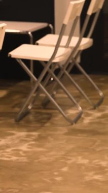 Toplanma, kurumsal toplantı konsepti, seminer ya da davetsiz etkinlik alanı hazırlamak için düzgünce düzenlenmiş sayısız beyaz sandalyeli boş bir toplantı odası. Yüksek kalite 4k görüntü