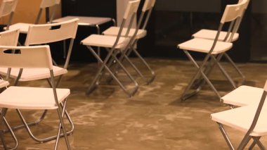 Toplanma, kurumsal toplantı konsepti, seminer ya da davetsiz etkinlik alanı hazırlamak için düzgünce düzenlenmiş sayısız beyaz sandalyeli boş bir toplantı odası. Yüksek kalite 4k görüntü