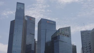 Singapur, 21 Eylül 2023: Sands Fuar ve Kongre Merkezi 'nin üst katının balkonundan Singapur Körfezi' nin iş bölgesinin Marina Körfezi Kumları kompleksi içindeki görüntüsü. Yüksek kalite 4k görüntü