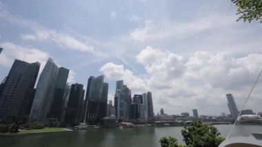 Singapur, 21 Eylül 2023: Sands Fuar ve Kongre Merkezi 'nin üst katının balkonundan Singapur Körfezi' nin iş bölgesinin Marina Körfezi Kumları kompleksi içindeki görüntüsü. Yüksek kalite 4k görüntü