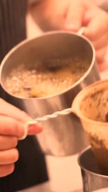 Singapur ve Malezya 'daki çayları çekme eylemi yükseklikten süt ve şekeri karıştırarak geleneksel Tarık kahve hazırlığından esinlenerek köpüklü katmanlar oluşturulduğu yerde çay dökülüyor. Yüksek kalite 4k görüntü