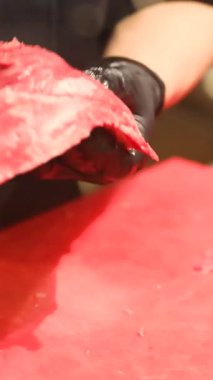 Profesyonel restoran mutfağı hazırlama konusunda keskin dokunmatik doku tazeliği ve mutfak becerisini kullanarak Avusturya ya da İsviçre 'den gelen birinci sınıf mermer bifteği dilimliyor. Yüksek kalite 4k görüntü