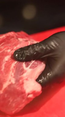 Shabu Shabu için Wagyu bifteğini ince ince dilimleyen yetenekli bir şef açık mutfakta ustaca pişirme ustalığı tazeliği ve Japon yemek geleneği gurme deneyimi için hazır. Yüksek kalite 4k görüntü