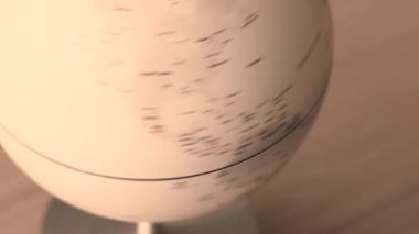 Çevresindeki kıtalar ve coğrafya eğitimi jeopolitik ve okyanus içgörüsünü gösteren küresel bağlantılarıyla Atlantik Okyanusu 'nu vurgulamak için dönen ve duraklayan küçük masa üstü küresi. Yüksek kalite 4k görüntü