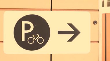 Bisiklet park levhası ve ok şehir bisikleti kolaylığı için sağı gösteriyor