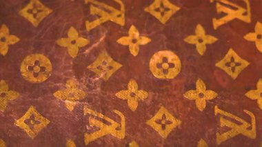 Dubai, BAE, 30 Nisan 2025: İkonik marka dokusunu gösteren klasik monogram odaklı yakın plan LV bavulu. Yüksek kalite 4k görüntü