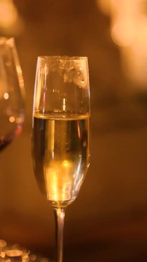 Şampanyayı ve şarabı yansıtan iki kadeh sinema sahnesi.