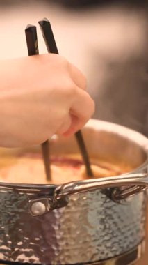 Restorandaki masada kaynamış gümüş tencereli Asya yemeği. Yüksek kalite 4k görüntü