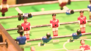 Kafelerde ve evlerde dönen çubuklarla oynanan masa futbolu maçı. Yüksek kalite 4k görüntü