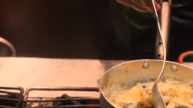 Fırında erişteli çorba yüzen malzemelerin piştiğini gösteriyor. Yüksek kalite 4k görüntü