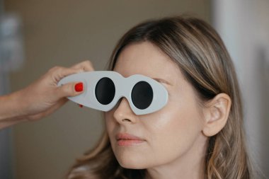 Detaylı göz muayenesi sırasında doktorun kullandığı kutuplaşma vizörü muayenesi aracı. Yüksek kalite fotoğraf