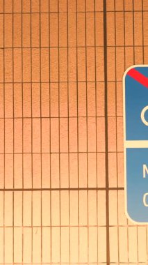 Kentsel şehirde bisiklet trafiği kültürünü gösteren fayanslı duvarda bisiklet park yeri yok