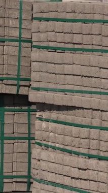 Beton tuğlalar ve kaldırımlar yaya yolu için inşaat alanına taşınıyor. Yüksek kalite 4k görüntü