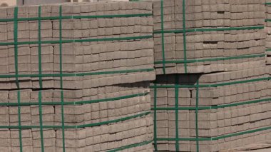 Beton tuğlalar ve kaldırımlar yaya yolu için inşaat alanına taşınıyor. Yüksek kalite 4k görüntü