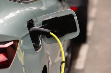 Yeşil çevre için sıfır CO2 emisyonu olan sürdürülebilir ve temiz enerjiyle çalışan EV araba ve ev şarj istasyonu konsepti. Elektrikli araç için yerleşim yerindeki şarj noktası. Yüksek kalite fotoğraf