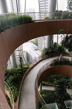 Singapur, 14 Şubat 2023: Sky Garden, Singapur 'un merkezindeki Capita Spring Skyscraper' da yürüyüş. Bina mimarlık firması BiG ve mimar Carlo Ratti tarafından tasarlandı. Yüksek kalite fotoğraf