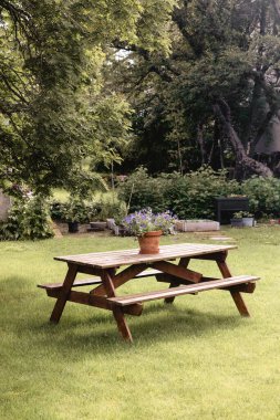 Dışarıya kurulmuş ahşap bir piknik masası. Yüksek kalite fotoğraf