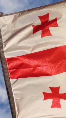 Rüzgarda sallanan gerçekçi Georgia bayrağı. Arka planı bulutlu. Mükemmel döngü. Yüksek kalite 4k görüntü