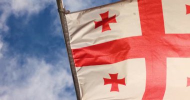 Rüzgarda sallanan gerçekçi Georgia bayrağı. Arka planı bulutlu. Mükemmel döngü. Yüksek kalite 4k görüntü