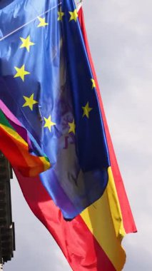 İspanya bayrağı, Avrupa Birliği bayrağı ve gökkuşağı bayrağı rüzgarda dalgalanıyor. Yüksek kalite 4k görüntü