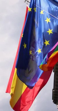 İspanya bayrağı, Avrupa Birliği bayrağı ve gökkuşağı bayrağı rüzgarda dalgalanıyor. Yüksek kalite 4k görüntü