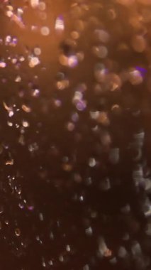 Sıcak romantik yağmurlu atmosferde yağmur damlalarıyla cam boyunca geri çekilen kamera. Yüksek kalite 4k görüntü