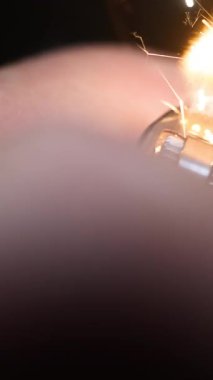 Çakmak ateşleme, kıvılcım tekerleği ve yakın görüş alevi. Yüksek kalite 4k görüntü