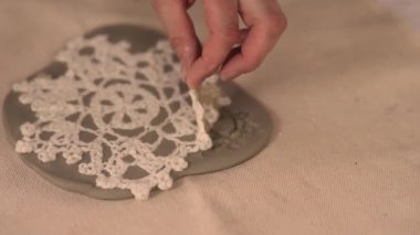 El yapımı kil Noel süsünü kumaşla şekillendiren eller