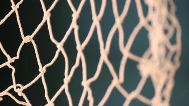 Kumaştan yapılmış güçlü beyaz dekoratif balık ağına yakın durun.