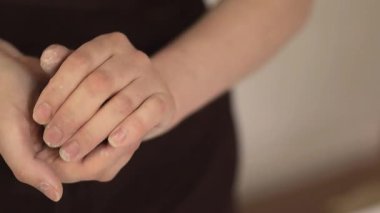 Seramik atölyedeki kil topunu şekillendiren ellerin yakın çekimi, el yapımı çömlekçiliğin işçiliğini, dokunulabilir sürecini ve sanatsal yaratıcılığını vurguluyor. Yüksek kalite 4k görüntü