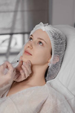 Gelişmiş teknikler kullanan uzman enjektörler. Güzellik ve sağlık içeriği için ideal yüksek kaliteli fotoğraf.