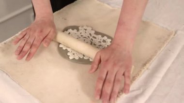 Potter yuvarlanan kil seramik atölyede kar tanesi süsü oluşturuyor