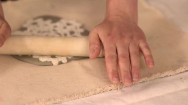 Potter yuvarlanan kil seramik atölyede kar tanesi süsü oluşturuyor