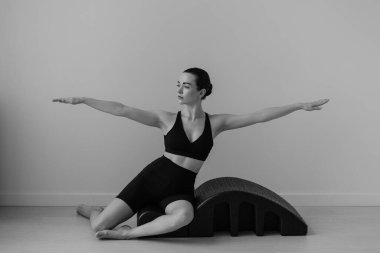 Egzersiz sırasında tek renkli pilates fıçısı görüntüsü