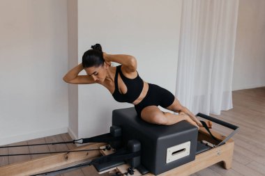 Stüdyoda oturma kutusu aksesuarlı pilates reformist eğitim makinesi