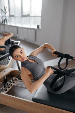Görünür yayları ve modern detayları olan pilates reformist eğitim makinesi