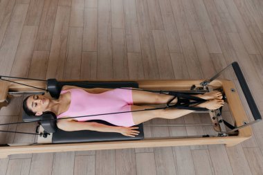 Model egzersizleriyle birlikte stüdyodaki Pilates yenilikçi eğitim makinesinin genel görünümü