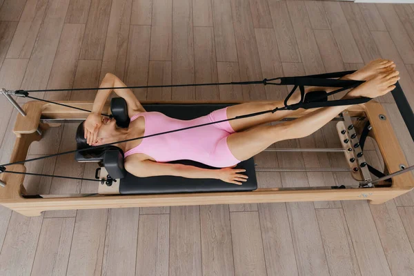 Model egzersizleriyle birlikte stüdyodaki Pilates yenilikçi eğitim makinesinin genel görünümü