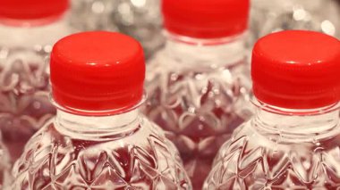 Şeffaf şişeler ve kırmızı kapaklı plastik şişe üretim hattı