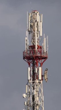 Telekomünikasyon kulesinin havadan görüntüsü. Yüksek hızlı 4G ve modern 5G trafik hizmeti sağlayan geniş alanları kapsayan cep telefonu sinyalleri iletmek için tasarlanmış antenleri. Yüksek kalite 4k görüntü
