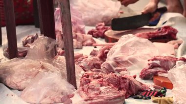 Yerel bir et pazarı. Sokak eti satışı. Markette et kesikleri sergileniyor. Yüksek kalite 4k görüntü